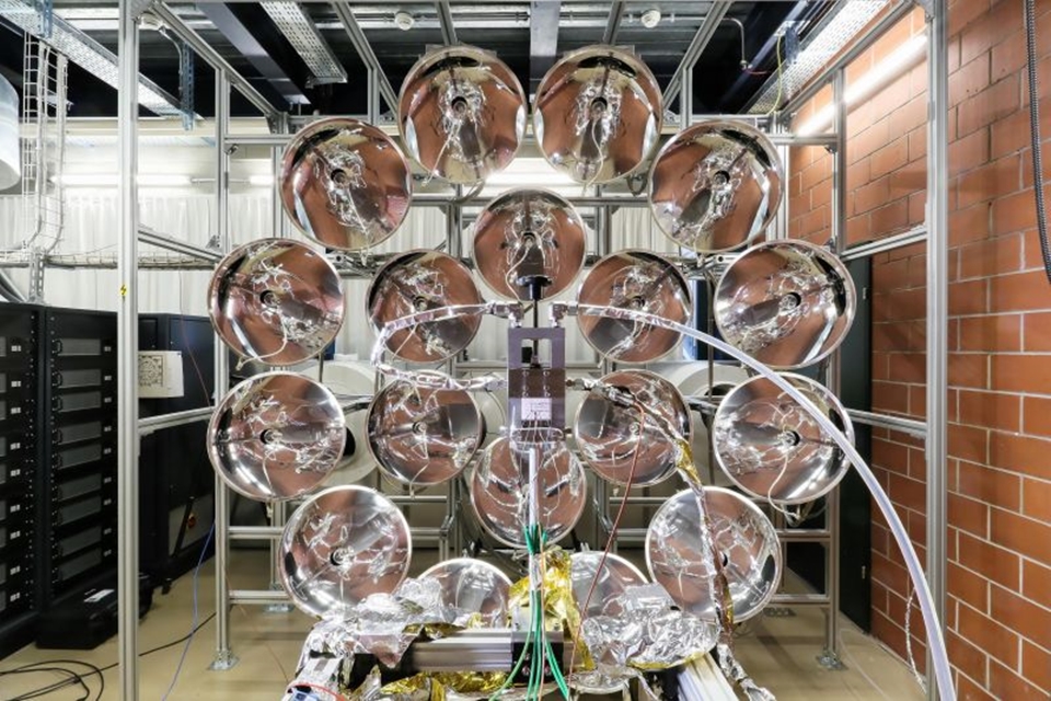 Imagem de Conheça o projeto de luzes que é mais forte que 20 mil sóis no tecmundo