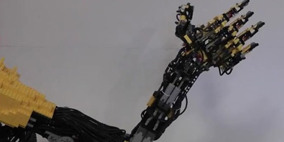 Imagem de Braço robótico construído com Lego executa movimentos impressionantes no site TecMundo