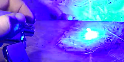 Imagem de Laser construído dentro de isqueiro queima praticamente qualquer objeto no site TecMundo