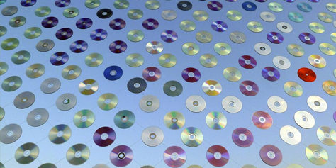 Imagem de Espelho da Cultura: artistas criam painel gigante com 6 mil CDs velhos no site TecMundo