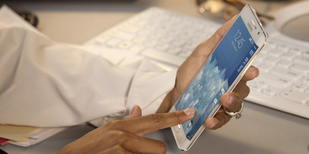 Imagem de Galaxy Note 4 e Note Edge vão de 0% a 50% de bateria em 30 min carregando no site TecMundo