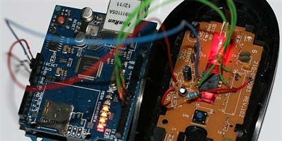 Imagem de Hacker usa placa Arduino para transformar mouse óptico em webcam no site TecMundo