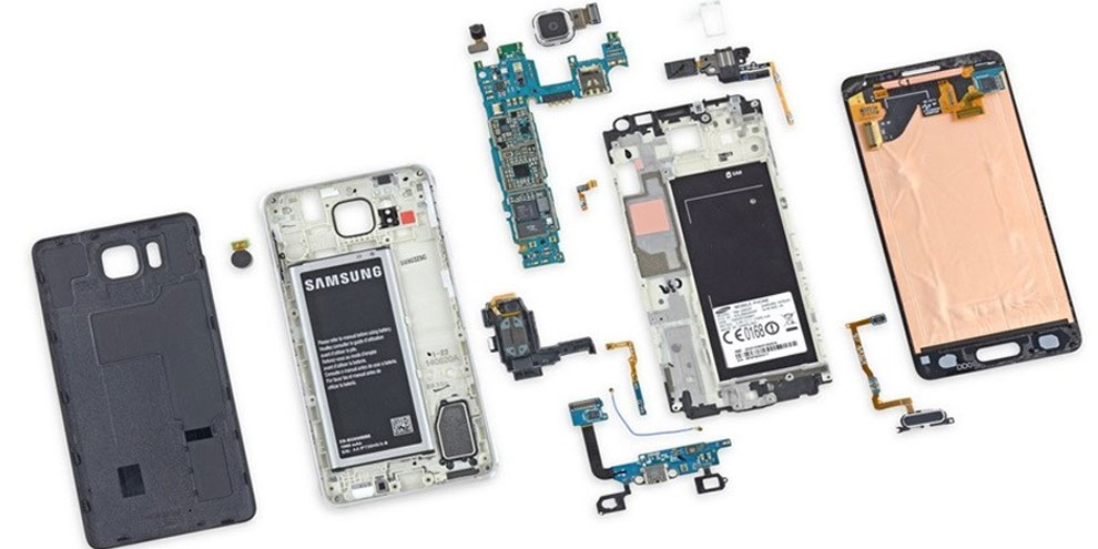Imagem de Galaxy Alpha desmontado: tela é superfina, mas reparo fica perigoso no site TecMundo