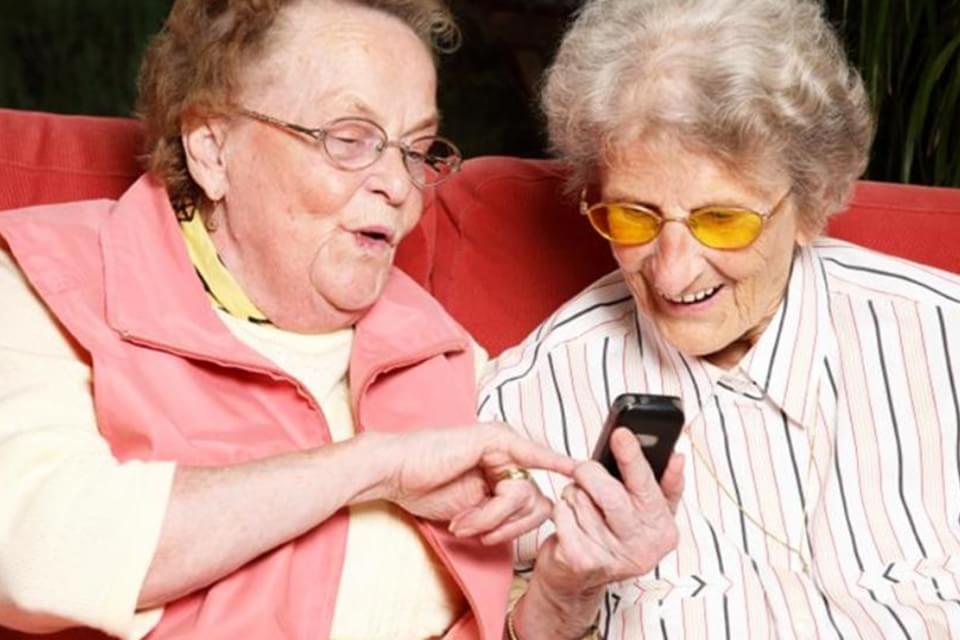 Imagem de Que tal presentear seus avós? Conheça os celulares ideais para os velhinhos no site TecMundo