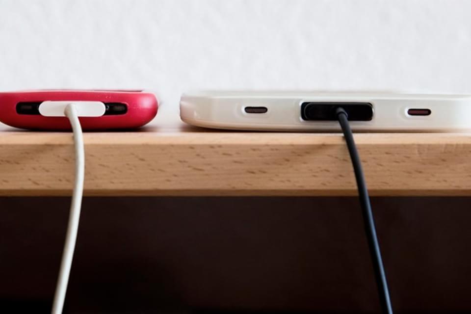 Imagem de Tomada ou via USB? Saiba em qual plataforma seu carregador funciona melhor no site TecMundo