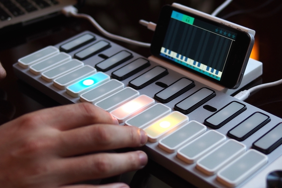 Imagem de Para DJs ou amadores: Keys ensina você a tocar teclado 'à la Guitar Hero' no site TecMundo