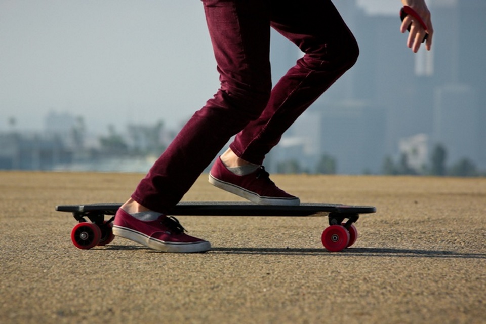 Imagem de Kickstarter tem skate elétrico com motor dentro das rodas no site TecMundo