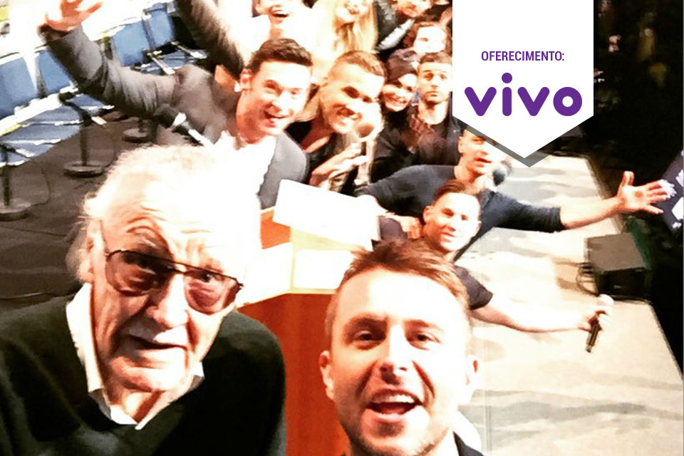 Imagem de Stan Lee tira selfie histórica com elenco de filmes de super-heróis no tecmundo