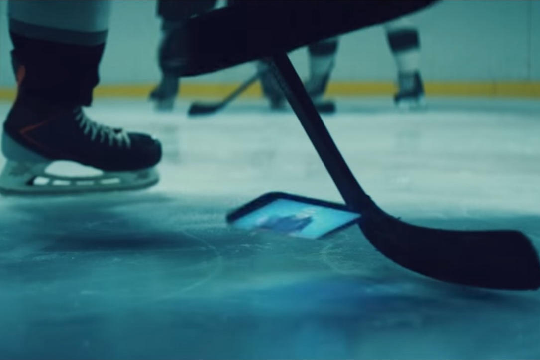 Imagem de Será que o Galaxy S6 Active sobrevive a uma partida de hóquei no gelo? no tecmundo