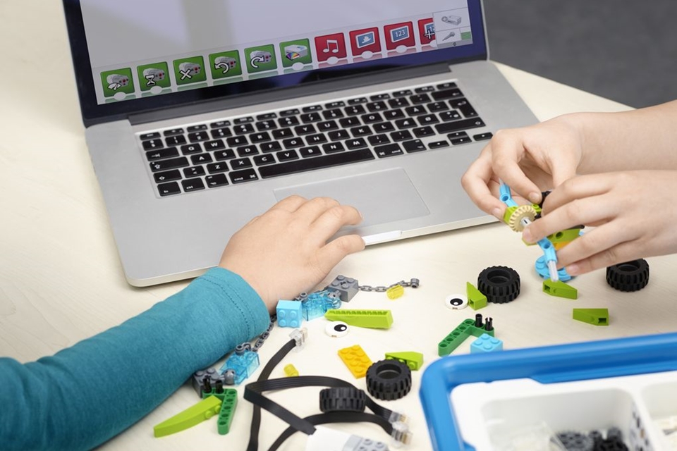 Imagem de Novo pacote de robótica da LEGO ensina robótica e programação para crianças no tecmundo