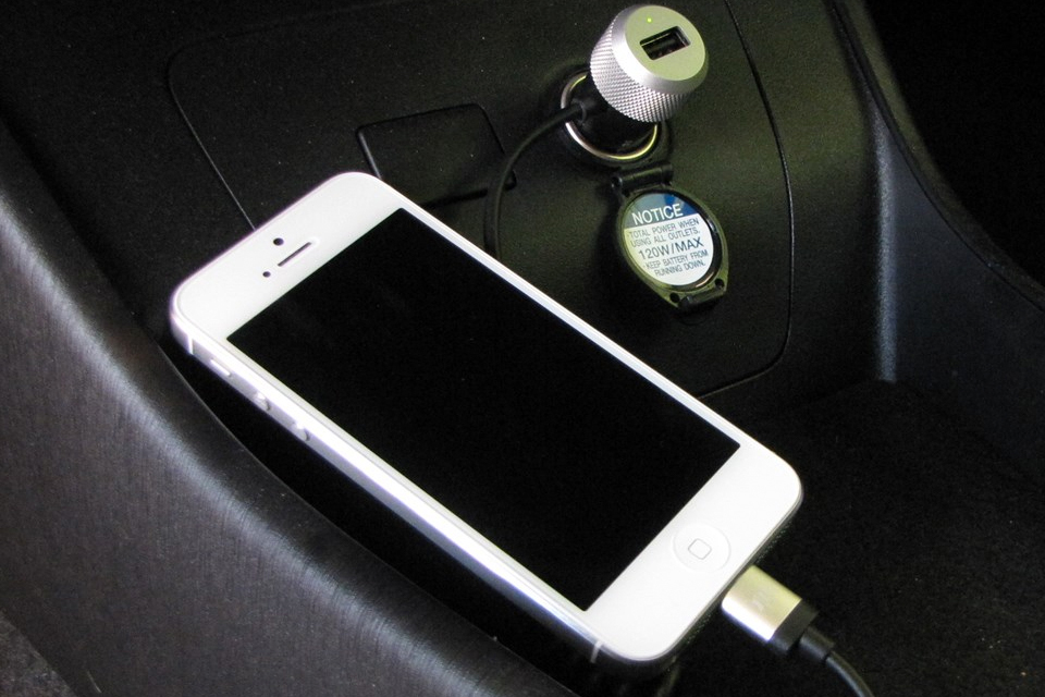 Imagem de Carregar seu celular no carro prejudica mesmo a bateria? no tecmundo