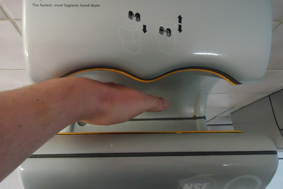 Imagem de Afinal, o que é mais higiênico: secar as mãos com papel ou no secador? no tecmundo