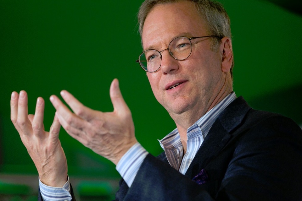 Imagem de Eric Schmidt, da Google, admite que tem e usa um iPhone no tecmundo