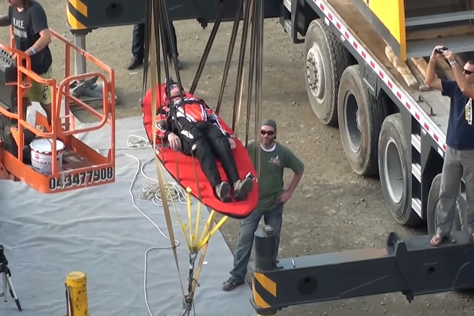 Imagem de Bungee jump é datado: veja um atleta ser atirado por uma catapulta-humana no tecmundo
