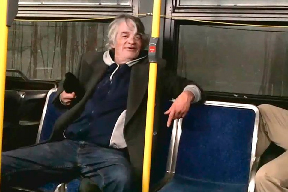 Imagem de Você já ficou tão bêbado que comprou, sei lá... Um ônibus pela internet? no tecmundo