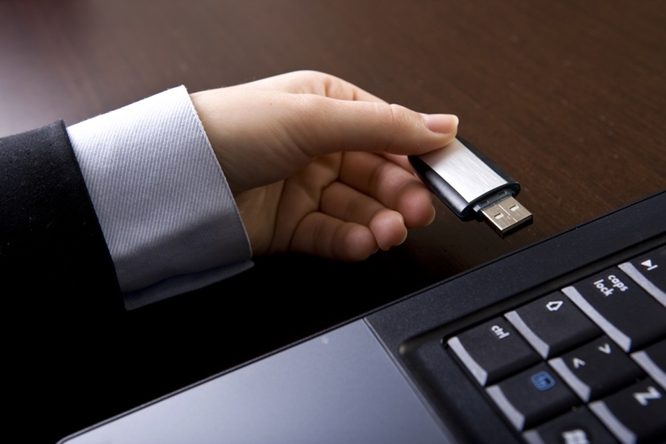Imagem de Como restaurar um pendrive corrompido no site TecMundo