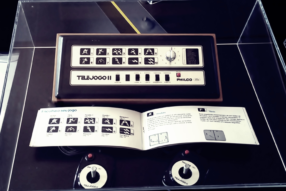Imagem de Exposição é montada com eletrônicos da década de 30 que seriam jogados fora no tecmundo