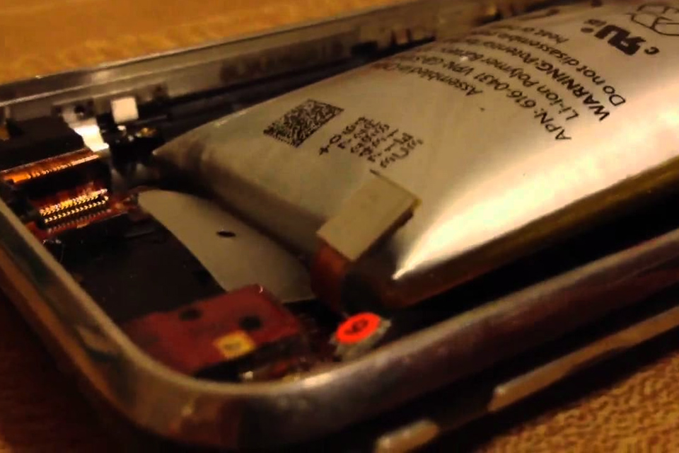 Imagem de Risco de explosão: falar ao celular enquanto ele carrega é perigoso? no tecmundo