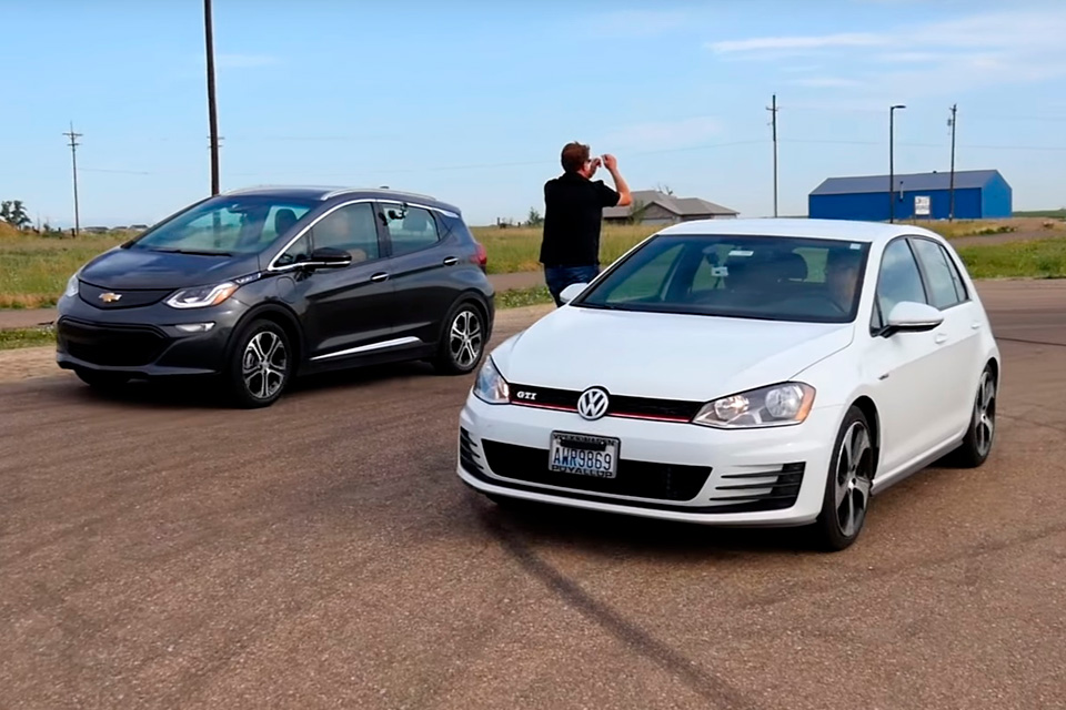 Imagem de Um Chevrolet elétrico x um Golf GTI: quem é mais rápido na aceleração? no tecmundo