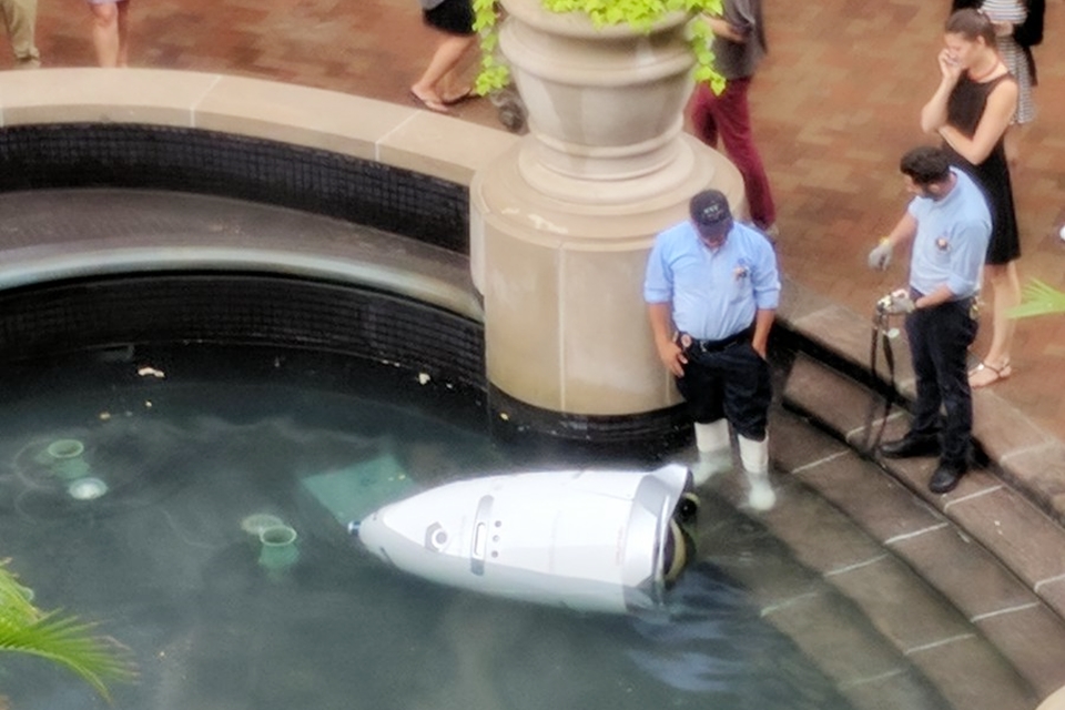 Imagem de Criadores do robô-segurança "suicida" dizem que ele só queria se refrescar no tecmundo