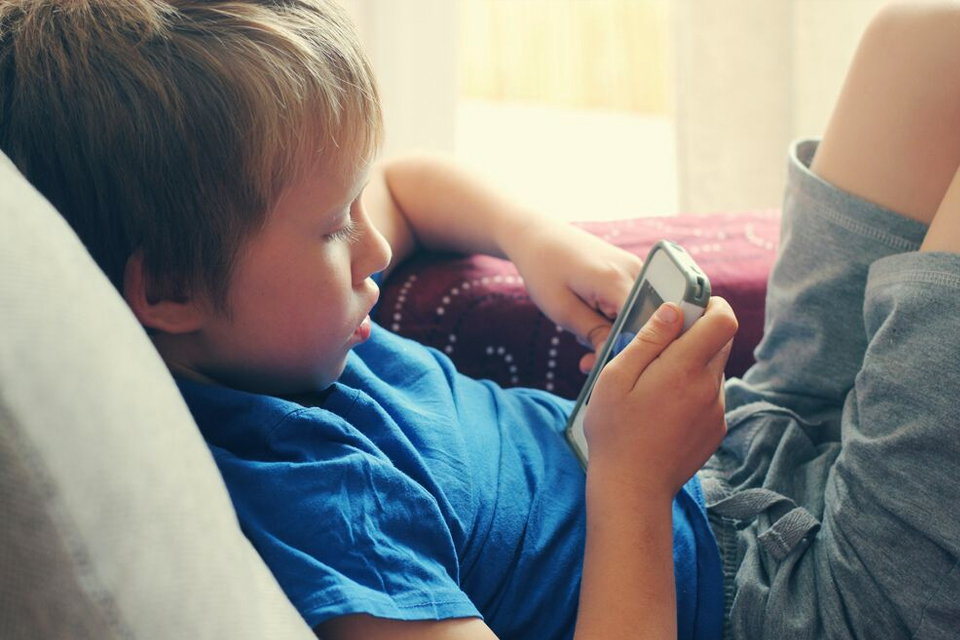 Imagem de Por que crianças não devem ter smartphones e tablets antes dos 12 anos no site TecMundo