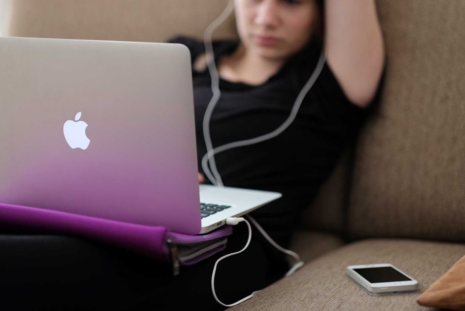 Imagem de Cada vez mais jovens estão praticando o auto-cyberbullying no tecmundo