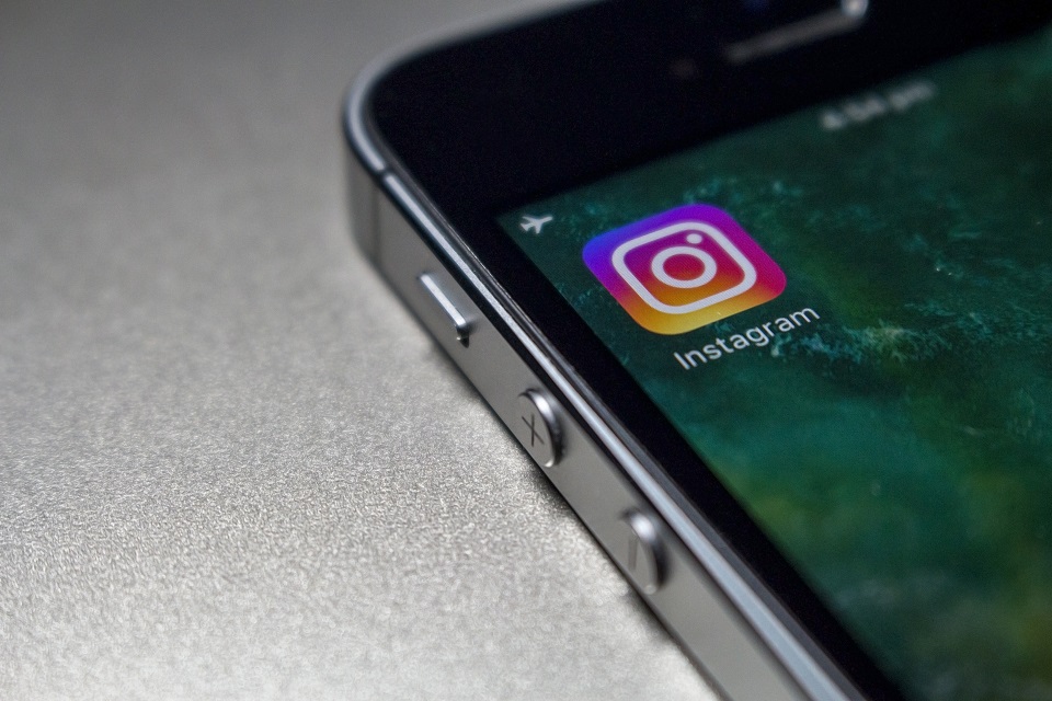 Imagem de Instagram agora tem arquivamento e destaque de histórias no tecmundo