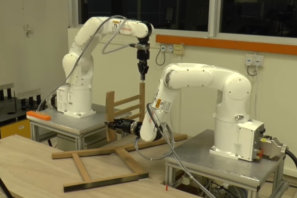 Imagem de Veja robôs montando móveis de forma quase autônoma no tecmundo