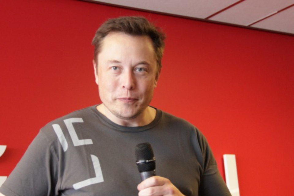 Imagem de Elon Musk critica jornais por noticiarem acidentes com carros da Tesla no tecmundo