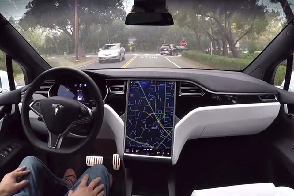 Imagem de Após reclamações, Tesla vai melhorar notificações de piloto automático no tecmundo