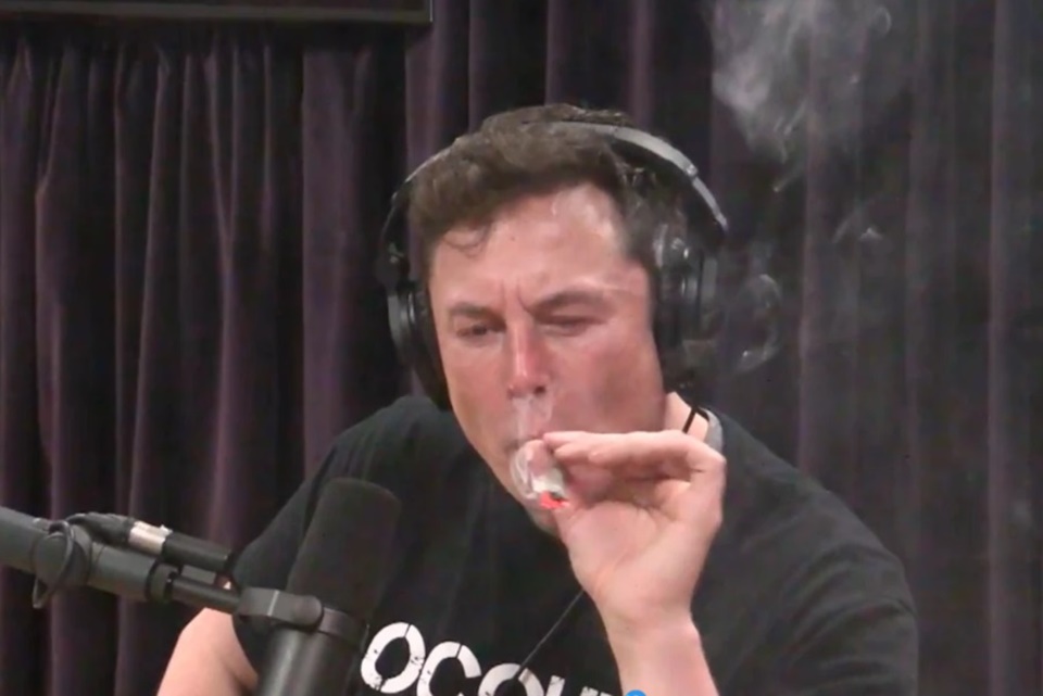 Imagem de Executivos deixam a Tesla, ações caem e Elon Musk entra em nova polêmica no tecmundo