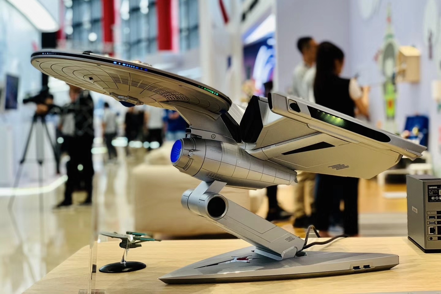 Imagem de Lenovo lança PC com design inspirado na Enterprise de Star Trek no tecmundo