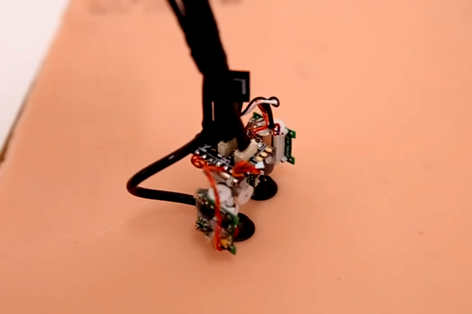 Imagem de Pesquisadores do MIT criam robô que se locomove sobre a pele do usuário no tecmundo