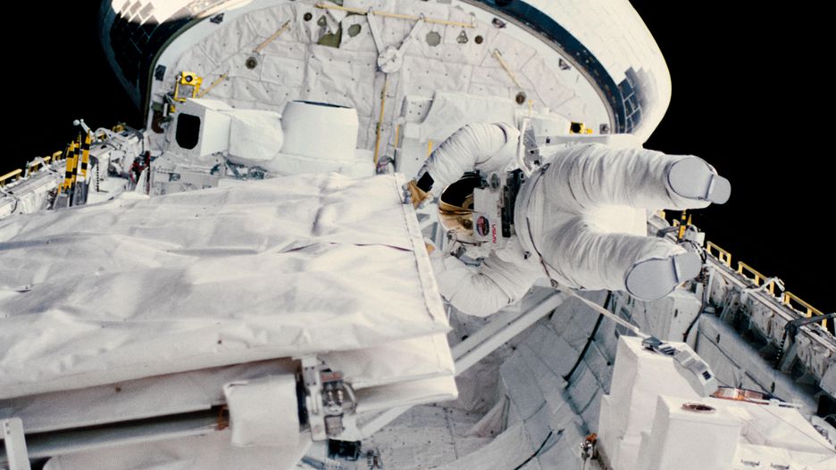 Voltando para outubro de 1984, a foto mostra Kathryn D. Sullivan se tornando a primeira mulher norte-americana a flutuar no espaço fora de uma nave. A estrutura na imagem é do ônibus espacial Challenger, que viria a explodir durante o lançamento dois anos após esse registro.