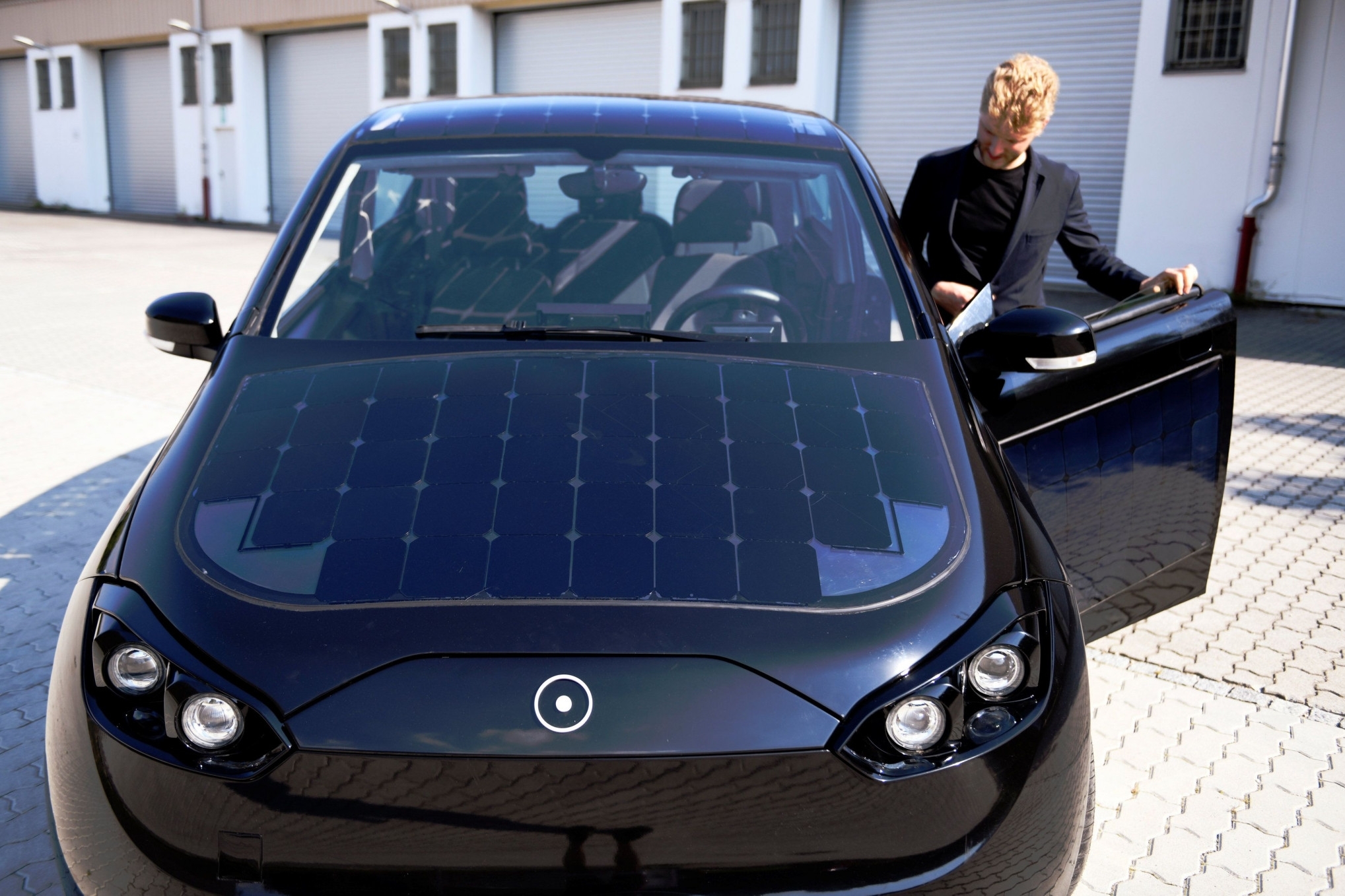 Imagem de Por que carros movidos a energia solar ainda não são viáveis? no tecmundo