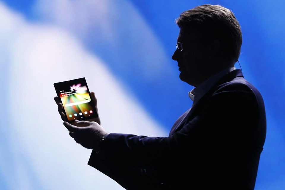 Imagem de Outdoor da Samsung sugere anúncio de smartphone dobrável em 20 de fevereiro no tecmundo