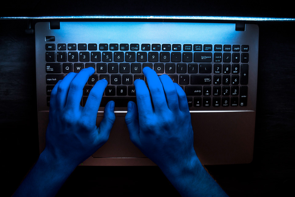 Imagem de TIM é hackeada e criminosos podem roubar senhas de funcionários e clientes no tecmundo