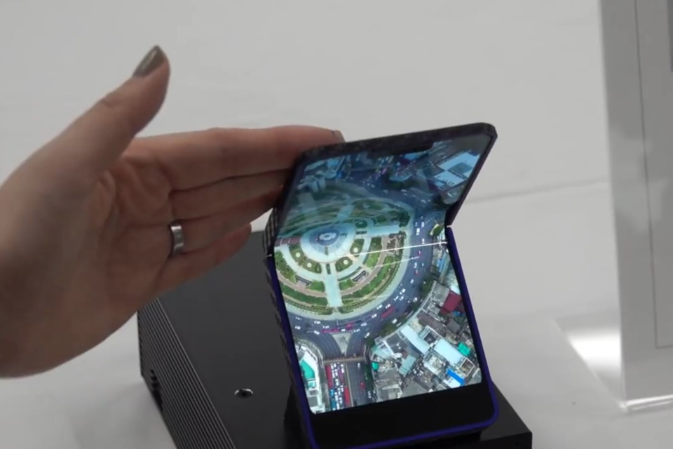 Imagem de Sharp apresenta tela dobrável que pode ser usada em smartphone flip no tecmundo