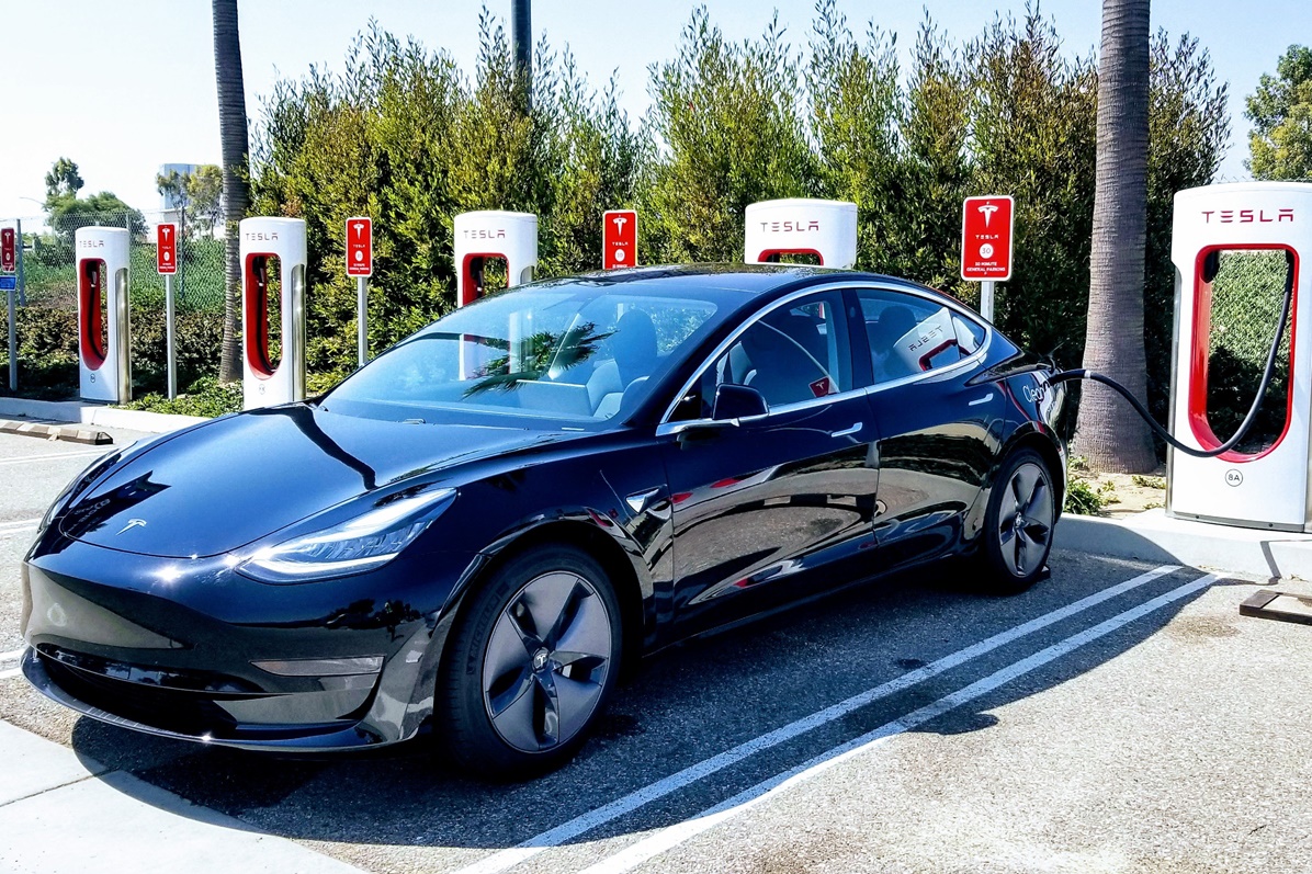 Imagem de Tesla registra US$ 702 milhões de prejuízo e deve perder mais dinheiro no tecmundo