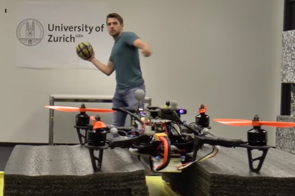 Imagem de Cientistas treinam drones "ninjas" que desviam de objetos à queima-roupa no tecmundo