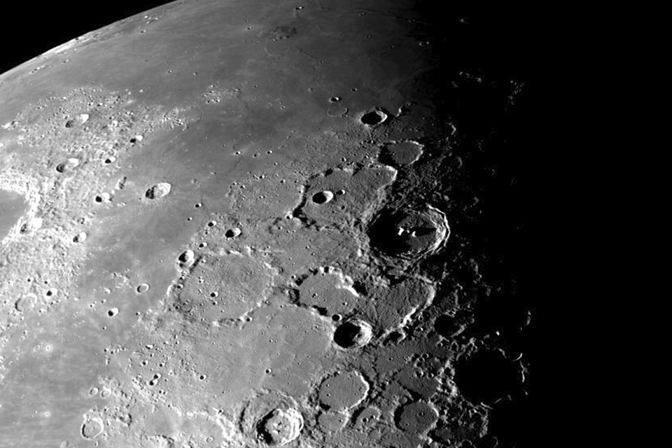 Imagem de Lua sofre abalos sísmicos e se encolhe ‘como uma uva passa’, aponta NASA no tecmundo
