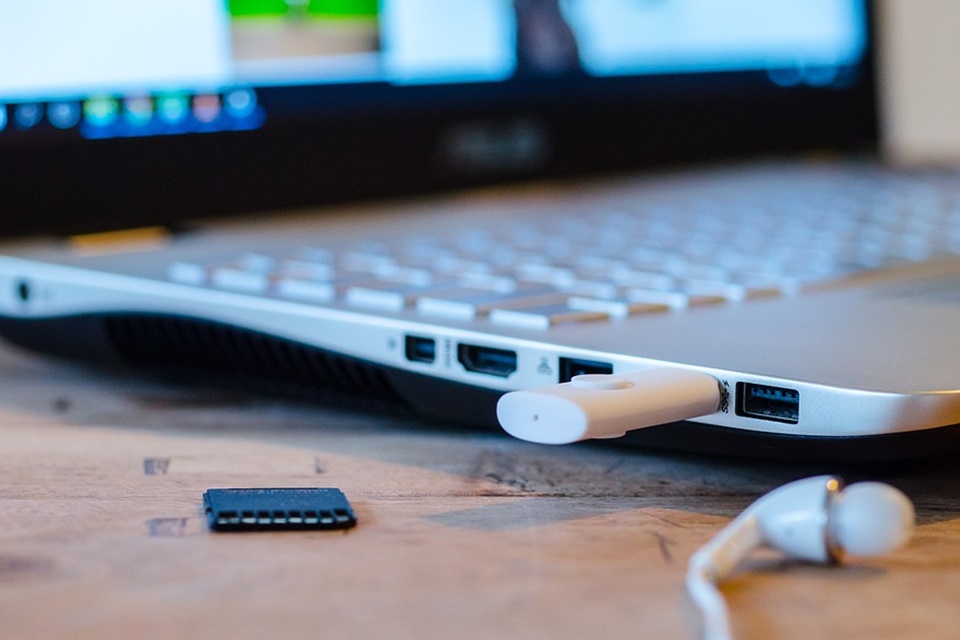 Imagem de Hacker é identificado na Bélgica por deixar USB cair em um ataque a banco no tecmundo