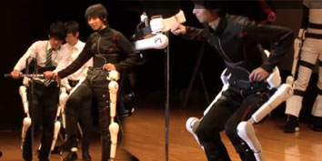 Imagem de Cyberdyne mostra exoesqueleto que ajuda pessoas com problemas motoroes no site TecMundo